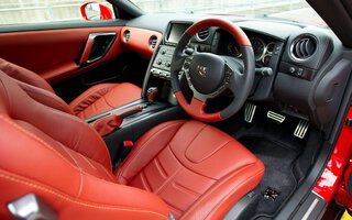 2014-Nissan-GT-R-interior-2.jpg